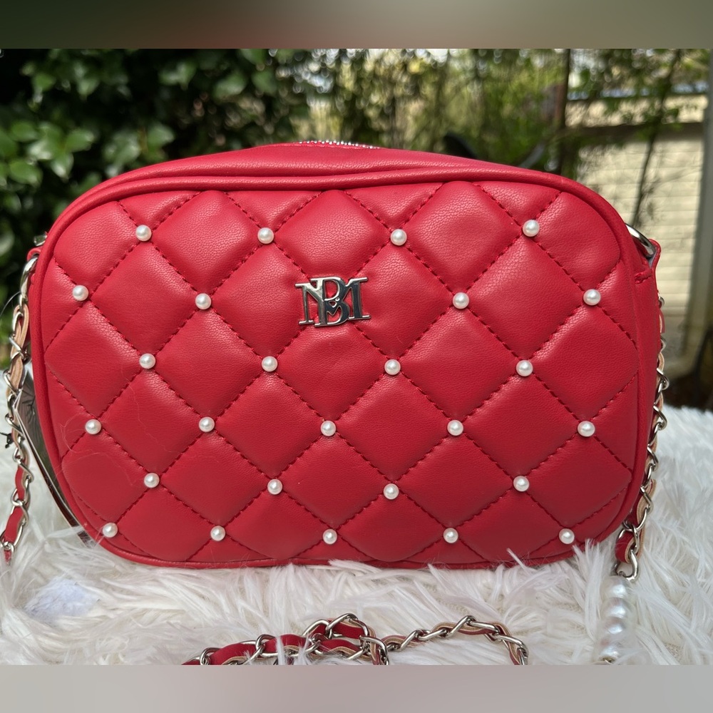 🆕. Badgley Mischea
Red Quilted Pearl Crossbody Bag